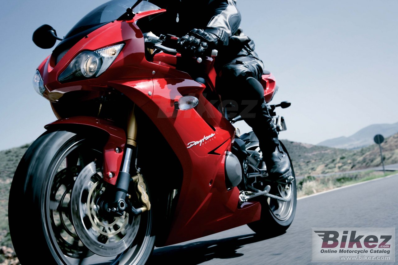 Big Triumph daytona 675 picture and wallpaper from Bikez.com